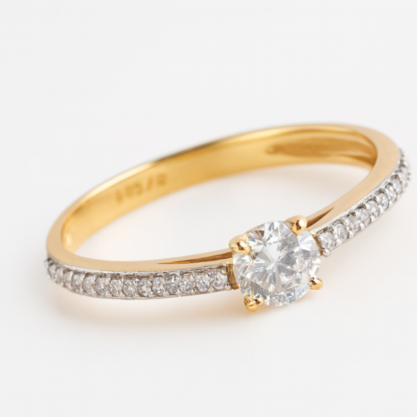 Anel Solitário com Pedras Laterais